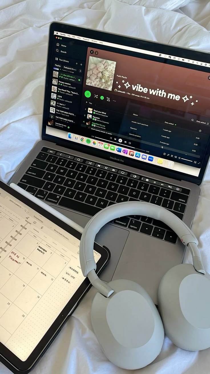 computador e fone com playlist para autocuidado