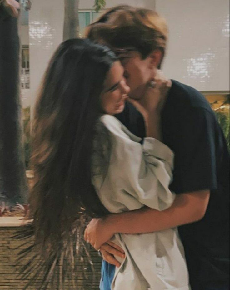 Casal abraçado
