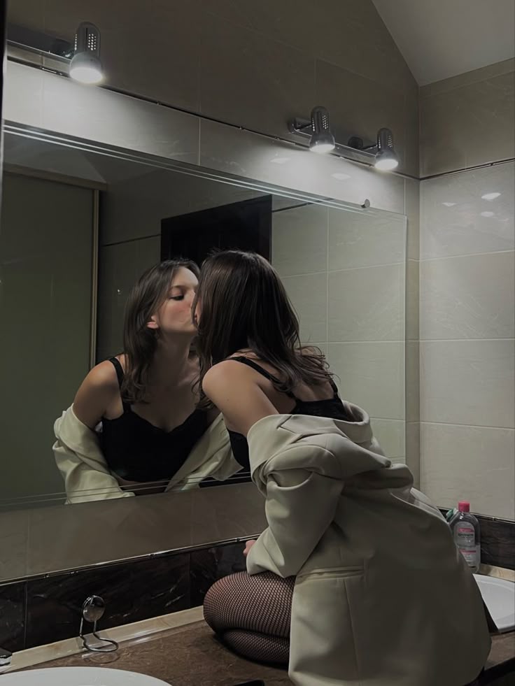 Menina beijando o espelho
