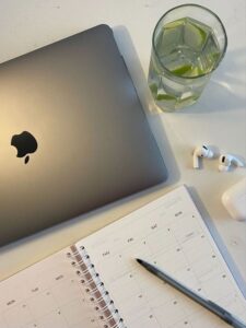 2-225x300 Tipos de modelos de negócios: o que é B2B, B2C, D2C e outros